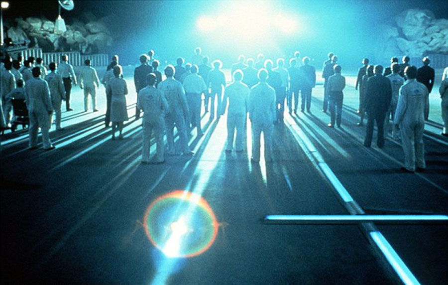 攝影師拍攝到的圖片看上去像科幻電影《第三類接觸》中外星人登陸地球的畫面。