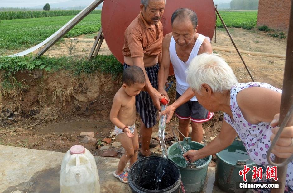 逾1200位村民只能依靠當(dāng)?shù)厮块T新打的一口深80米的機(jī)井取水飲用。