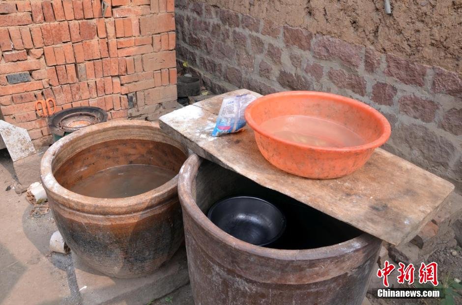 每天排隊(duì)取水，廢水循環(huán)使用已成為該村老少的生活習(xí)慣。
