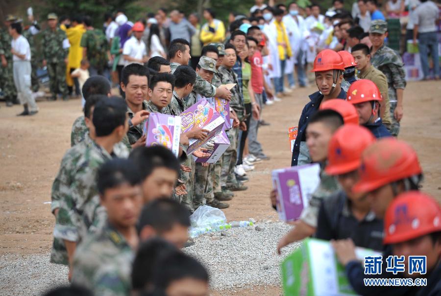 8月5日，在魯?shù)榭h龍頭山鎮(zhèn)，當(dāng)?shù)孛癖D(zhuǎn)運(yùn)從直升機(jī)上卸載的救災(zāi)物資。
