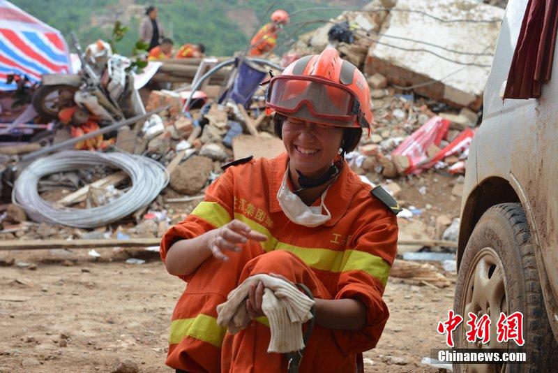 2014年8月5日，女兵在云南魯?shù)辇堫^山鎮(zhèn)廢墟中搜救被困者。