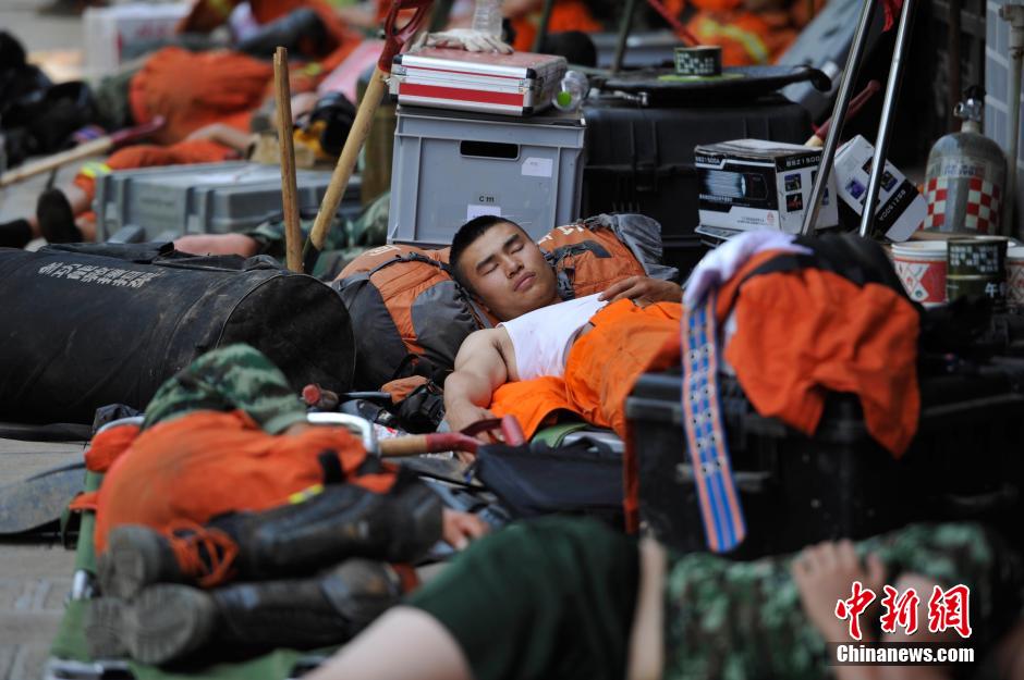 8月6日，龍頭山鎮(zhèn)，疲倦的救援官兵席地而眠。