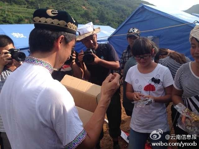 “切糕王子”阿迪力帶著重達(dá)5噸、價值50萬元的切糕于7日下午抵達(dá)魯?shù)榈卣鹫鹬旋堫^山鎮(zhèn)。