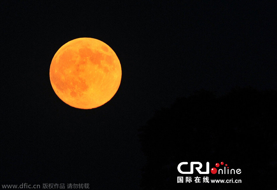 8月10日晚，一輪金燦燦的大月亮在遼寧省大連市東方升起。圖片來源：劉德斌/東方IC