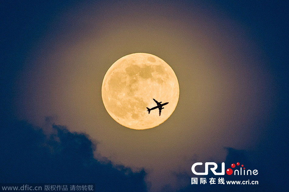 8月10日，19點15分，深圳上空的超級月亮。圖片來源：鄧飛/東方IC