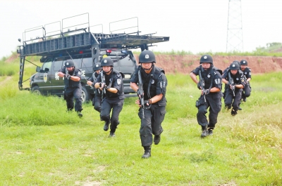 在拍攝現(xiàn)場(chǎng)，特警隊(duì)員下車后快速出擊。記者張琮攝影