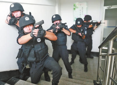 進(jìn)入樓道后，特警開始地毯式搜索。