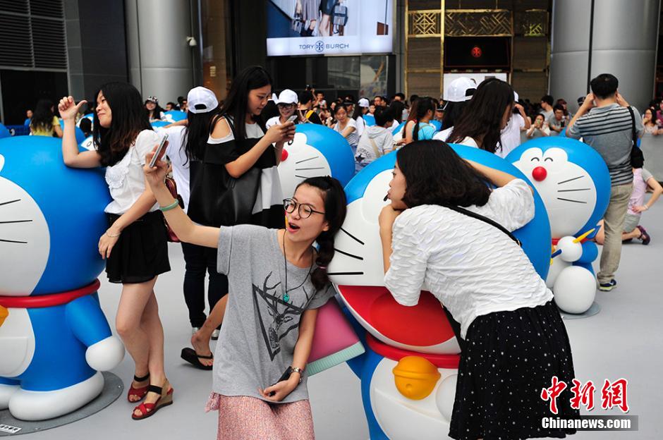 圖為成都民眾與哆啦A夢合影留念。