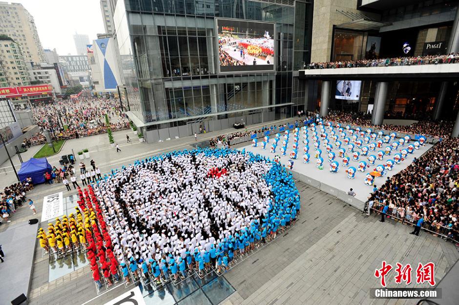 圖為來自全國各地的1293名粉絲共同完成史上最大的哆啦A夢拼圖。