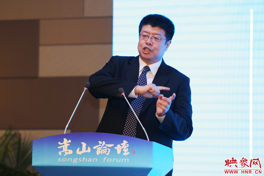 北京大學(xué)文化資源研究中心主任張頤武演講。
