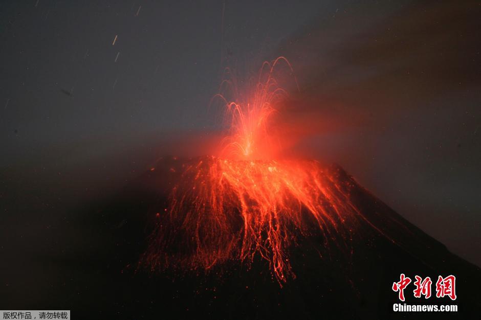 當(dāng)?shù)貢r(shí)間8月24日，厄瓜多爾通古拉瓦火山噴發(fā)，熔巖噴出宛如末世。