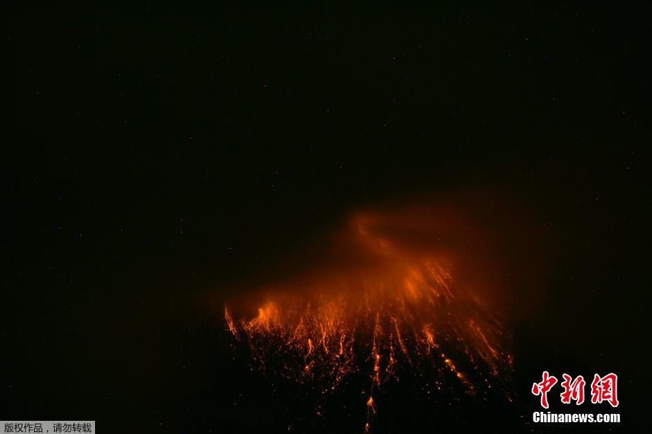 當(dāng)?shù)貢r(shí)間8月24日，厄瓜多爾通古拉瓦火山噴發(fā)，熔巖噴出宛如末世。