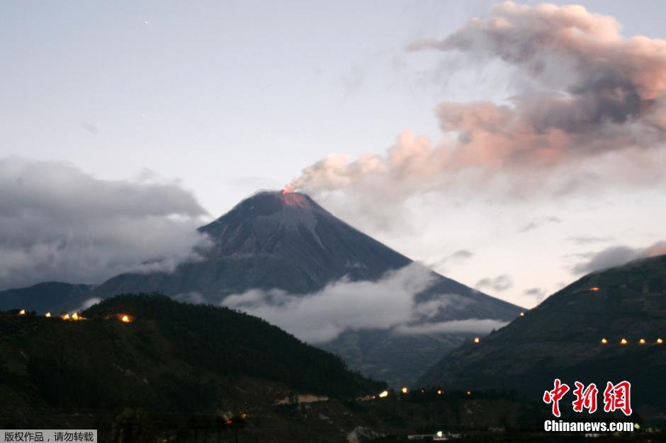 當(dāng)?shù)貢r(shí)間8月24日，厄瓜多爾通古拉瓦火山噴發(fā)，熔巖噴出宛如末世。