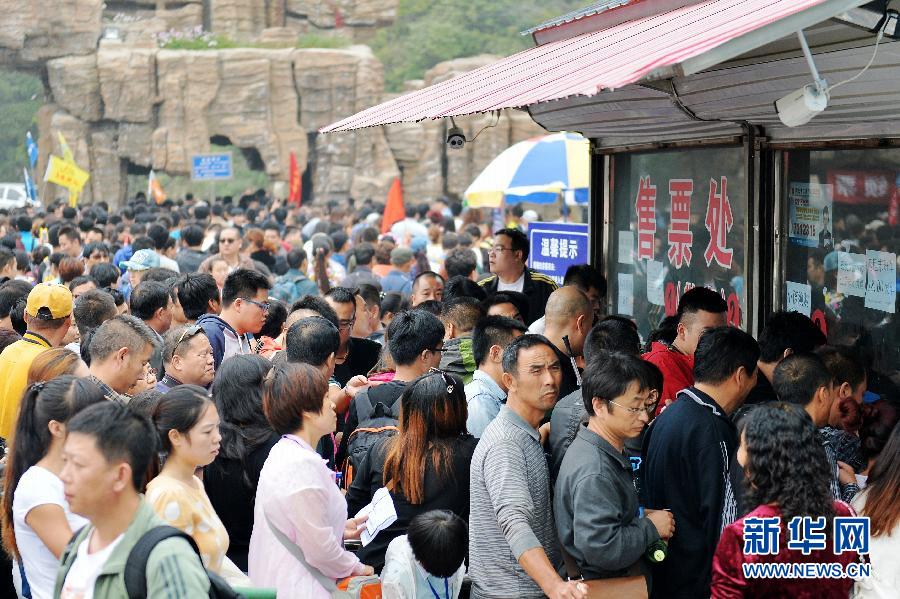  9月21日，游客在河北淶源白石山景區(qū)售票處購票。