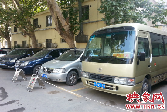 管城區(qū)委院內(nèi)已經(jīng)被封存公車在停車場停放。