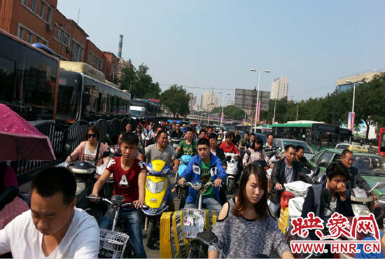 在一些易堵路段車輛仍然“寸步難行”。