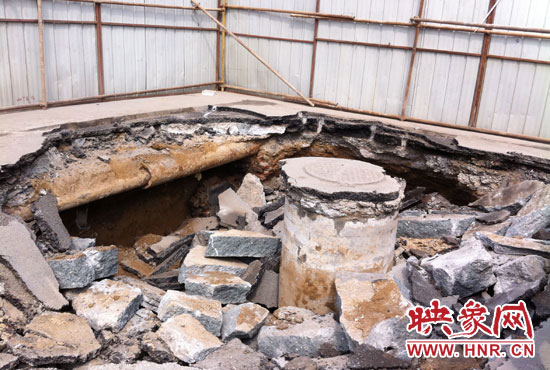 此次路面塌陷的直徑約為3米，深度有2米左右，坑內(nèi)布滿了碎石，路面下方20厘米左右。