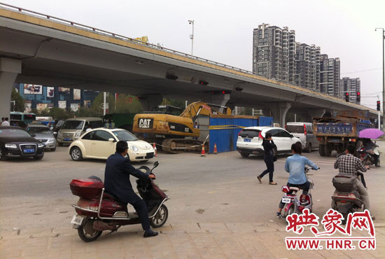 此次塌陷位于鄭州市西三環(huán)與中原路交叉口東側(cè)路西，對(duì)交通影響明顯。