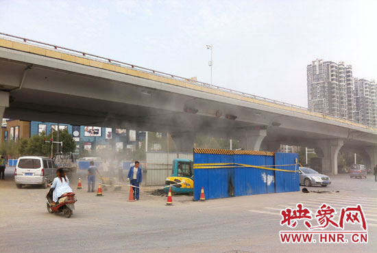 施工單位對(duì)塌陷處進(jìn)行路面切割，造成路面塵土飛揚(yáng)。