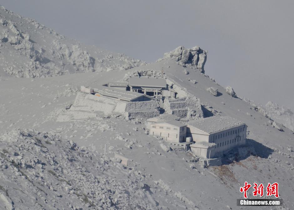 當(dāng)?shù)貢r間2014年9月27日，日本中部御岳山發(fā)生噴發(fā)，或已造成數(shù)人受傷。
