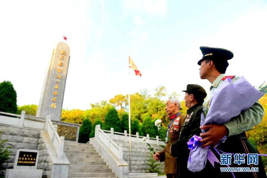 9月29日，在遼寧丹東抗美援朝烈士陵園，來自全國各地的革命老戰(zhàn)士及家屬向抗美援朝烈士紀(jì)念碑獻(xiàn)花。
