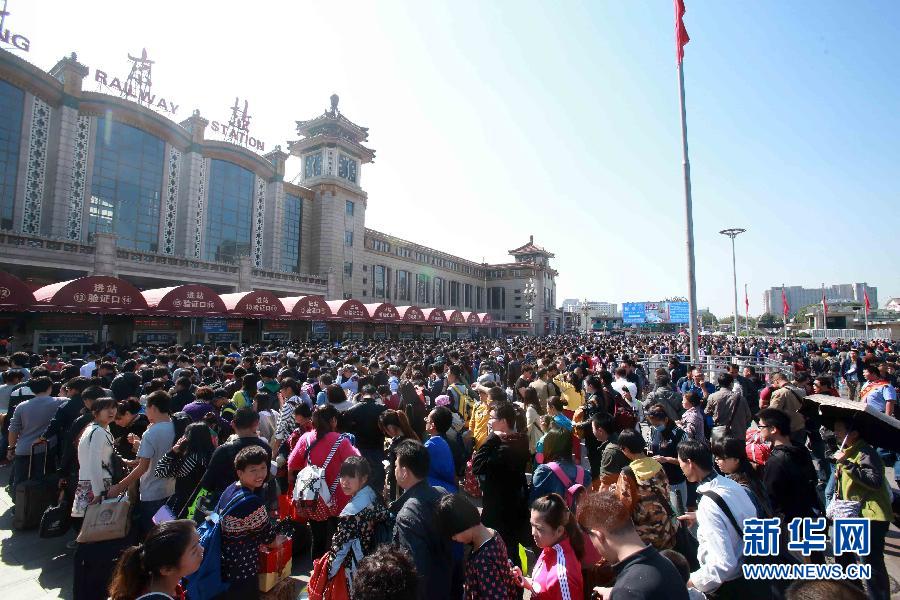 10月6日，在北京火車站，人們排隊(duì)進(jìn)站。