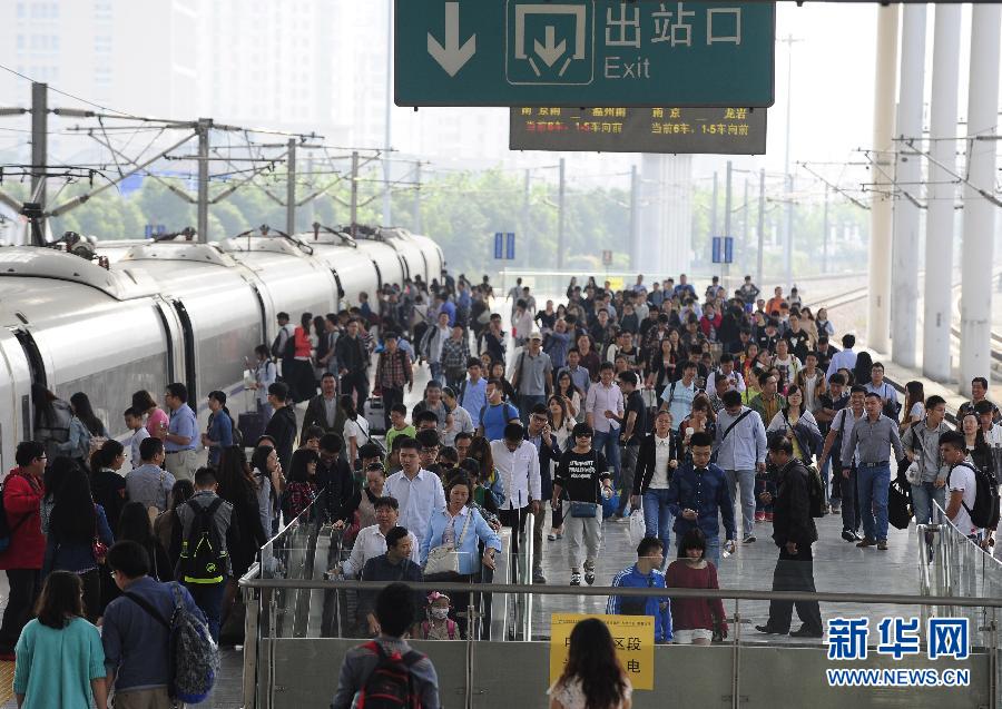 10月6日，無錫火車站站臺(tái)上人頭攢動(dòng)。