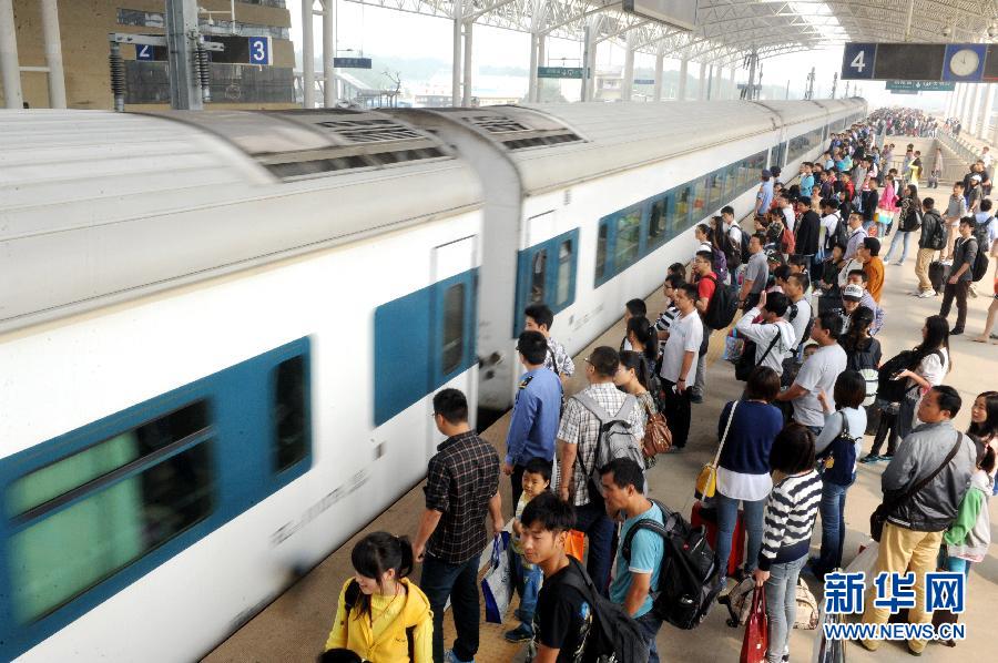10月6日，在安徽銅陵火車站，大批旅客在站臺(tái)上等候乘車。