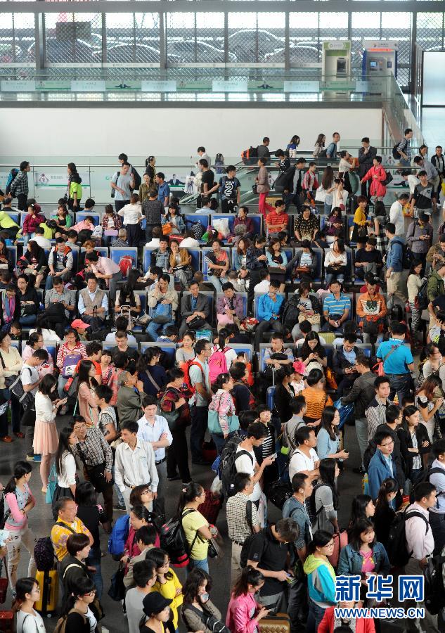 10月6日，旅客在蘇州火車站候車大廳等候乘車。