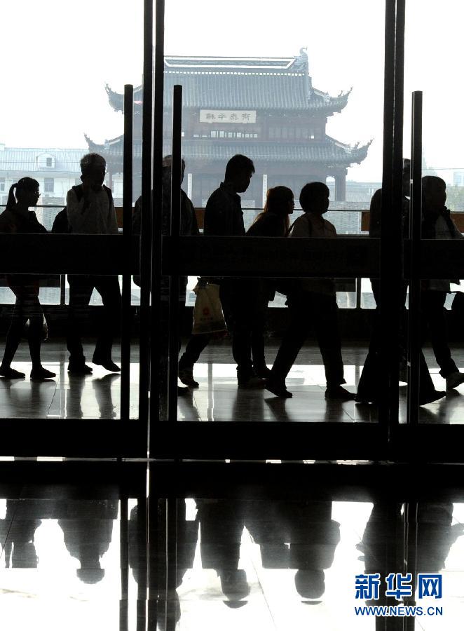 10月6日，旅客排隊(duì)進(jìn)入蘇州火車站二樓候車大廳。