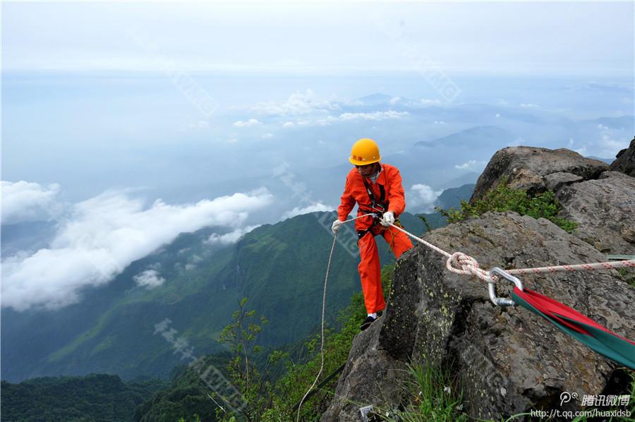 10月5日，峨眉山景區(qū)清潔工彭文才下到巖壁清理游客丟棄的垃圾。