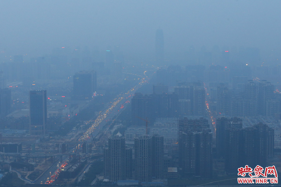 18：07鄭州被霧霾包裹著，不遠處的建筑隱約可見。