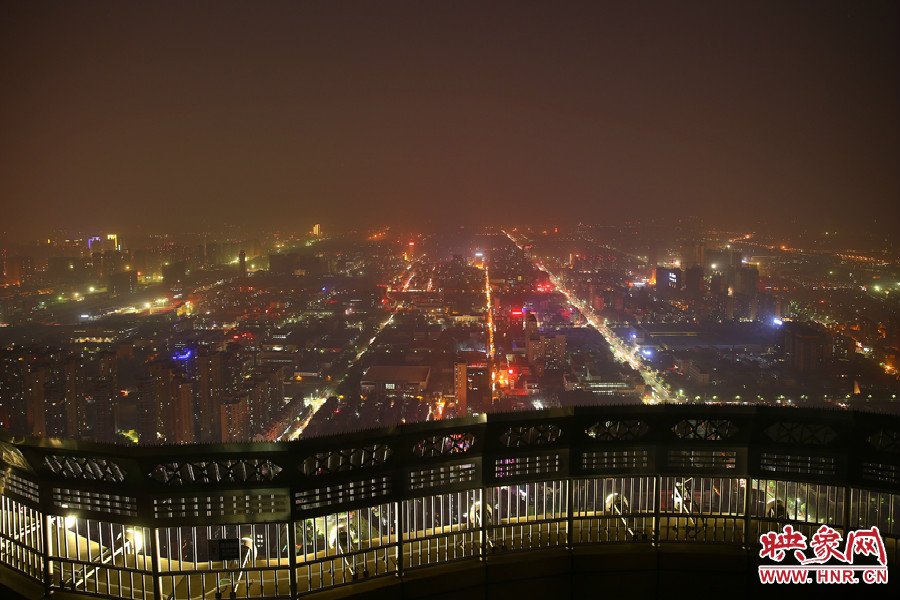 18：40鄭州沉浸在一片霧霾中，都市的燈光霧蒙蒙的，夜空看不到月亮的蹤跡。