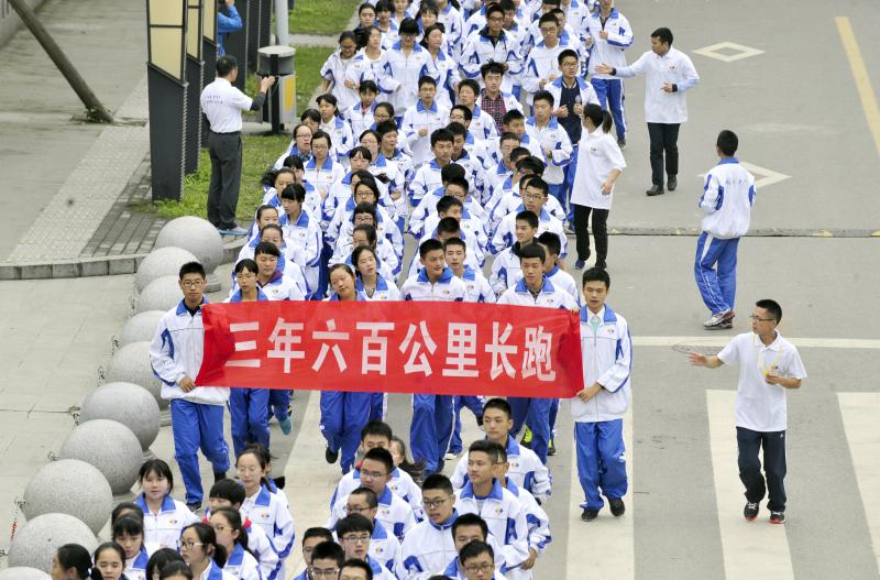 10月14日，成都七中萬達學(xué)校實行三年跑六百公里才能畢業(yè)，現(xiàn)場學(xué)生開始長跑。
