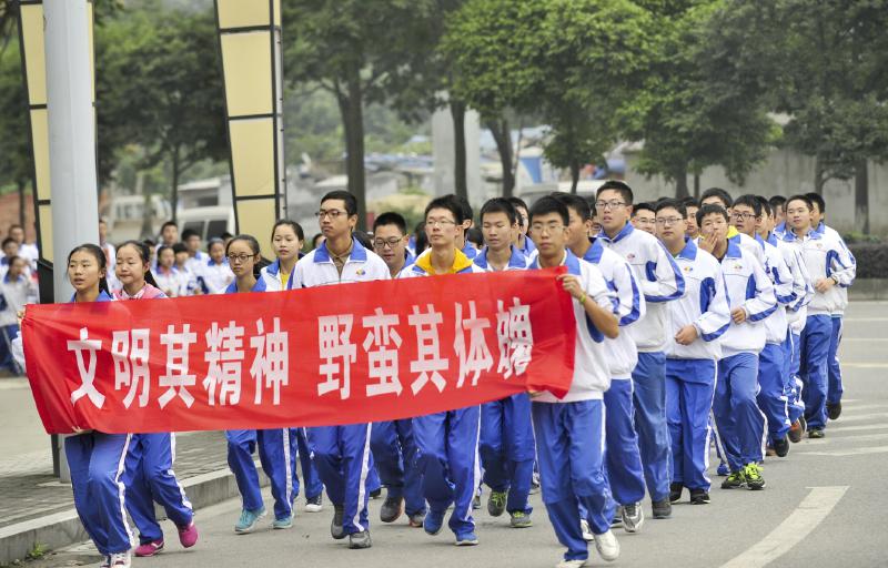 10月14日，成都七中萬達學(xué)校實行三年跑六百公里才能畢業(yè)，現(xiàn)場學(xué)生開始長跑。