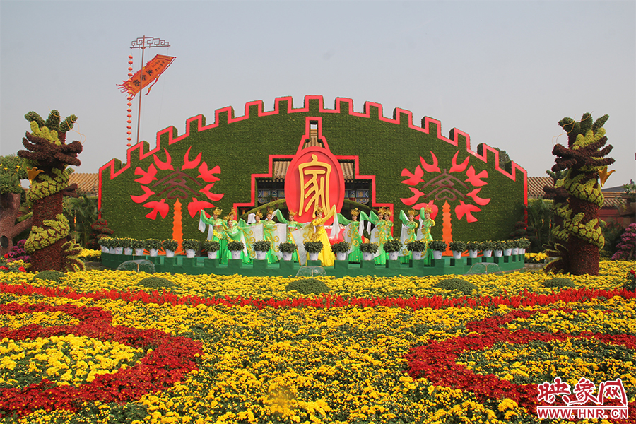 龍亭公園內(nèi)大型菊花景觀。