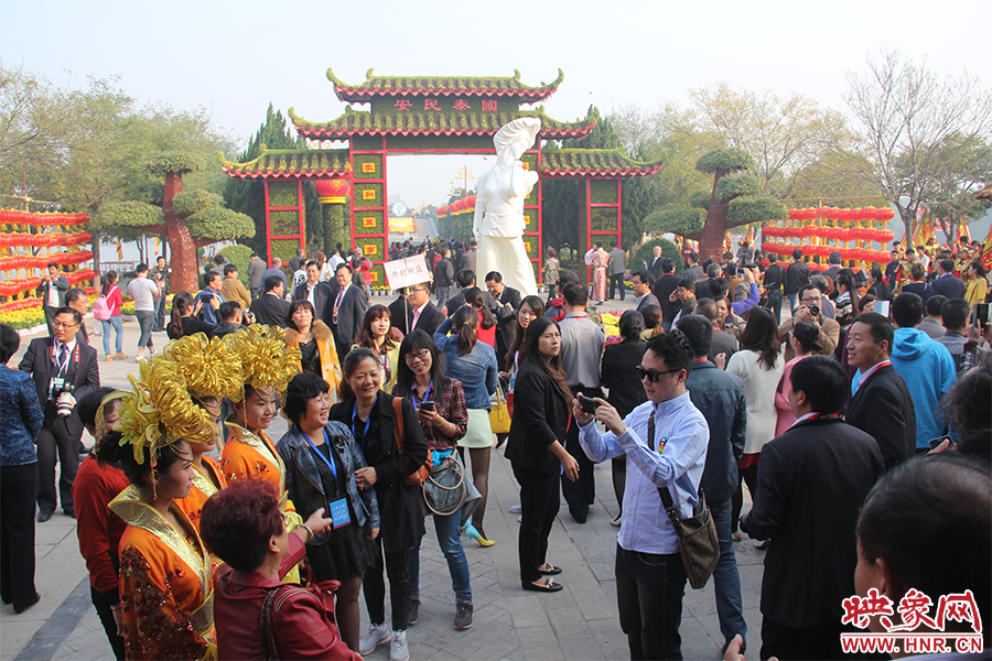 與會(huì)領(lǐng)導(dǎo)與嘉賓入園賞菊。