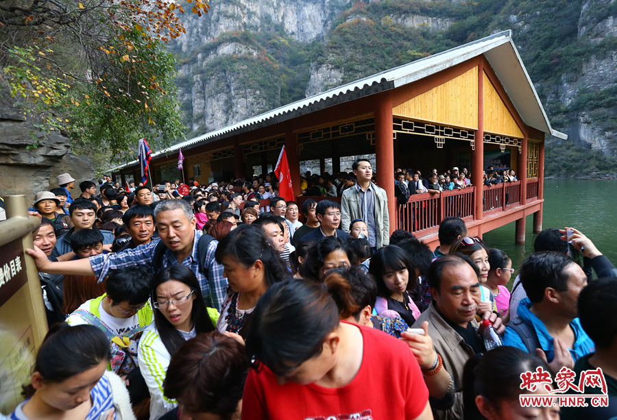 由于長時間擁擠不動，導致游客產(chǎn)生了焦躁的情緒