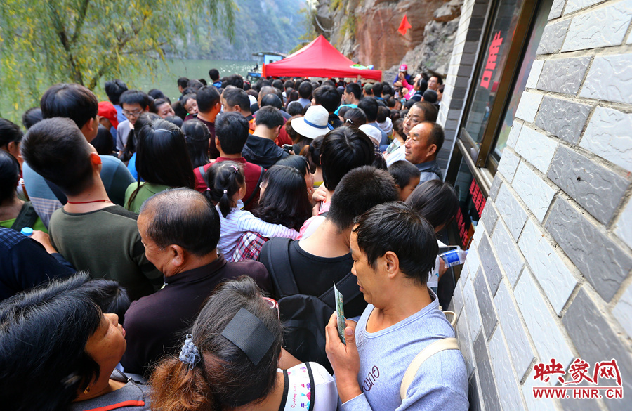 游船售票處前，游客被擠得無法轉(zhuǎn)身