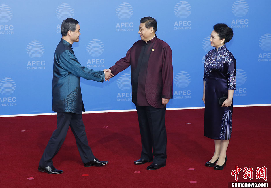 圖為習近平夫婦歡迎中國香港特別行政區(qū)行政長官梁振英。中新社發(fā) 杜洋 攝