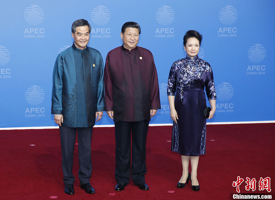 圖為習近平夫婦歡迎中國香港特別行政區(qū)行政長官梁振英。中新社發(fā) 杜洋 攝