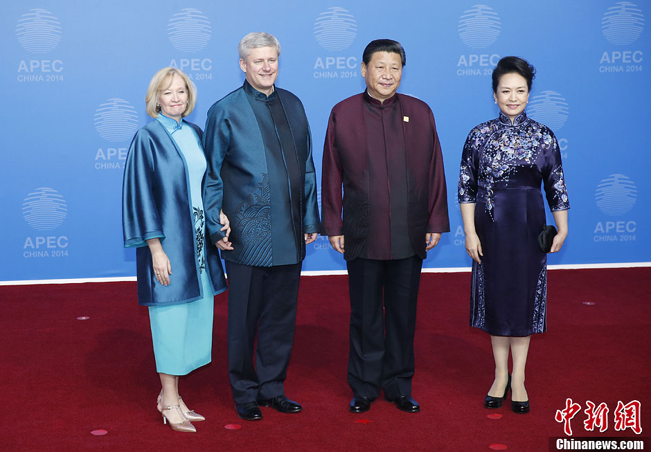 圖為習近平夫婦歡迎加拿大總理哈珀夫婦。中新社發(fā) 杜洋 攝