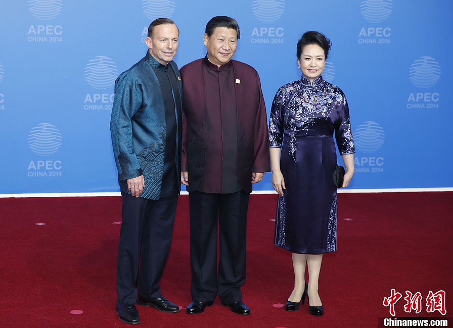圖為習近平夫婦歡迎澳大利亞總理阿博特。中新社發(fā) 杜洋 攝