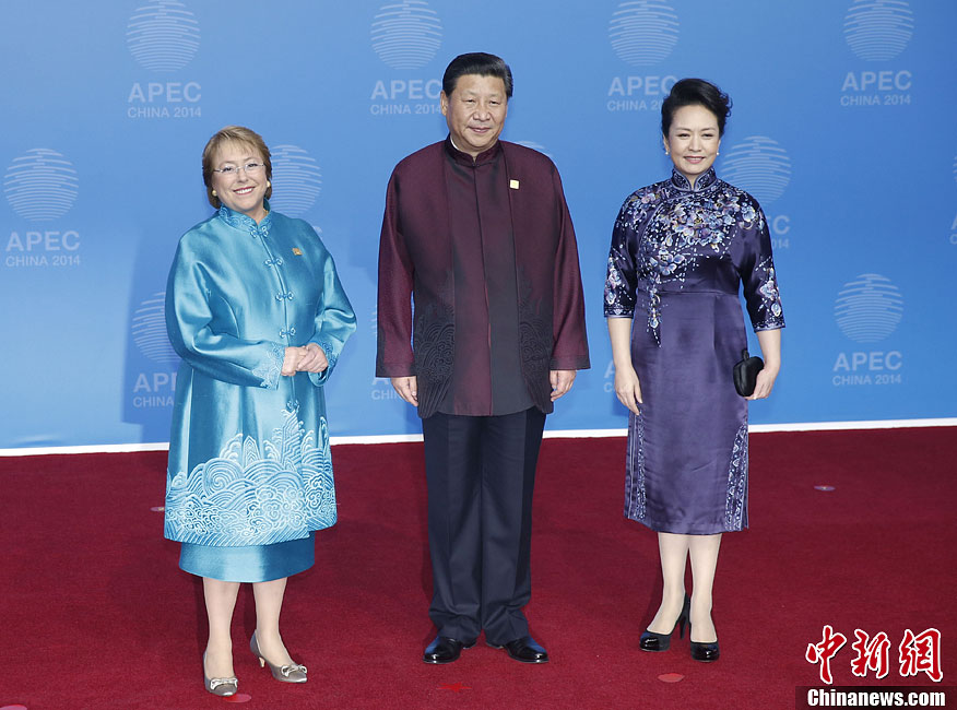 圖為習近平夫婦歡迎智利總統(tǒng)巴切萊特。中新社發(fā) 杜洋 攝