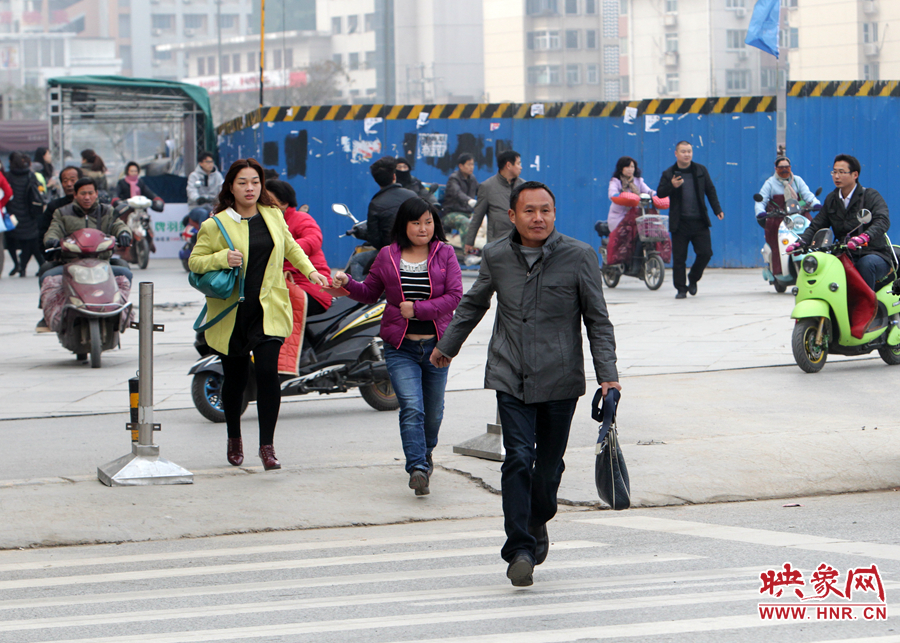 因?yàn)槎萝?，許多上班族飛奔在路上