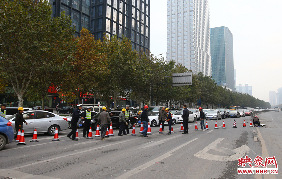 早上高峰期到來前，交警和工作人員設(shè)置道路引導(dǎo)警示樁