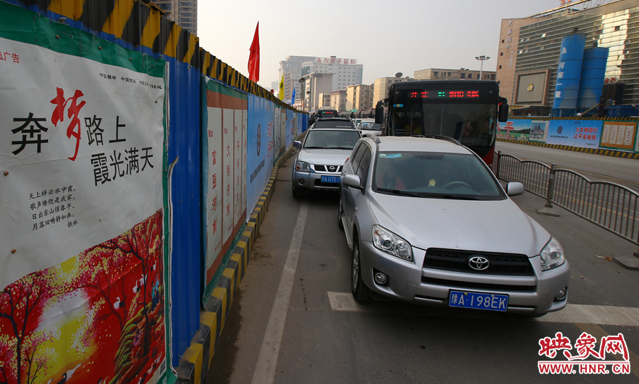 每條路的路口都?jí)嚎s成雙車道，大大減緩了汽車通行速度
