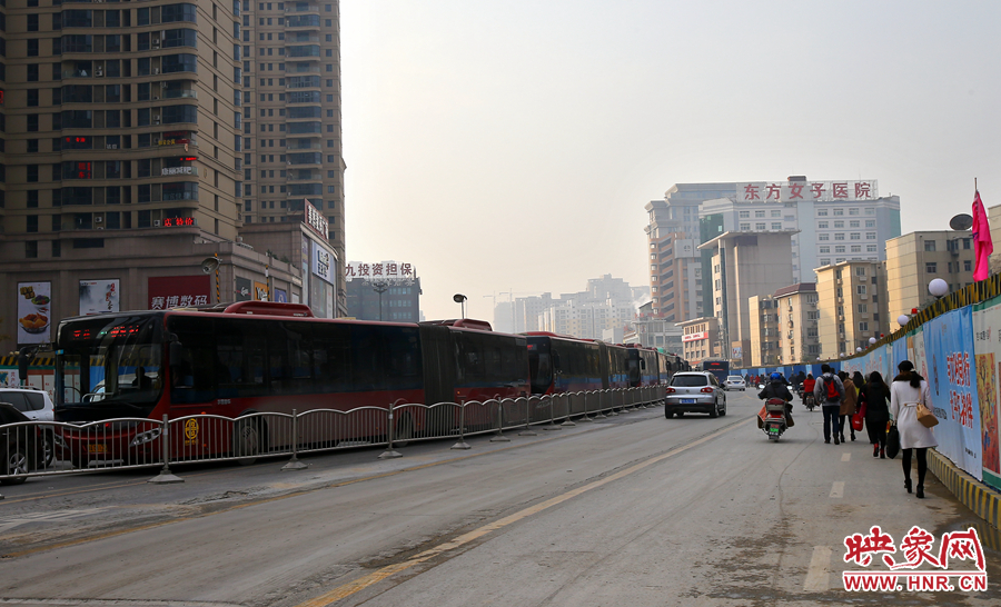 未來路道路兩邊施工，行人和非機(jī)動(dòng)在機(jī)動(dòng)車道路上通行