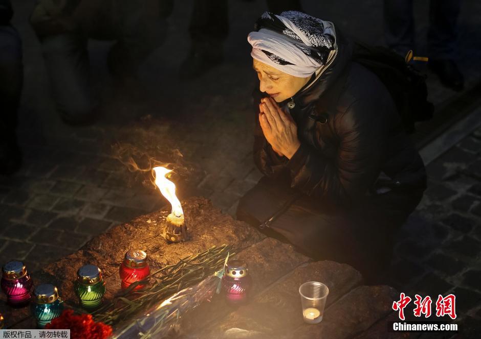當(dāng)?shù)貢r(shí)間2014年11月22日，烏克蘭基輔，民眾舉行儀式紀(jì)念1932-1933烏克蘭大饑荒81周年