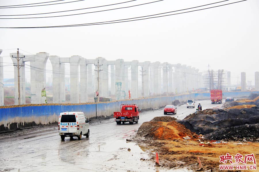 鄭平路柴郭轉(zhuǎn)盤處以及圍擋兩邊預(yù)留的道路坑坑洼洼，無人維護(hù)，造成事故頻發(fā)，經(jīng)常堵車。
